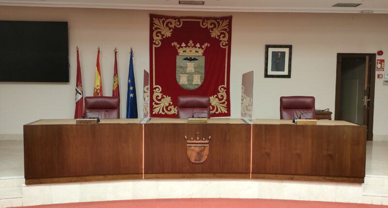La mesa de la presidencia del salón de plenos del Ayuntamiento de Albacete