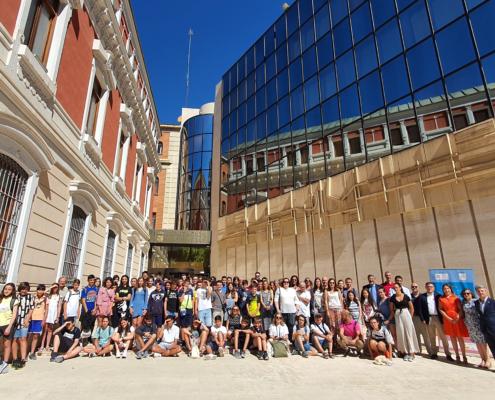 “Fotografía en familia” con los participantes de la final de la XXXII Olimpiada Nacional de Matemática para juveniles en el ingreso a Palacio Provincial