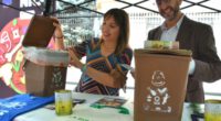El vicepresidente provincial y el responsable de Ecovidrio con el material preparado en la mesa informativa sobre Economía Circular