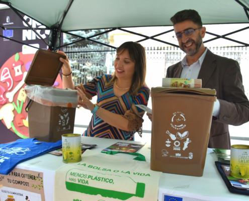 El vicepresidente provincial y el responsable de Ecovidrio con el material preparado en la mesa informativa sobre Economía Circular