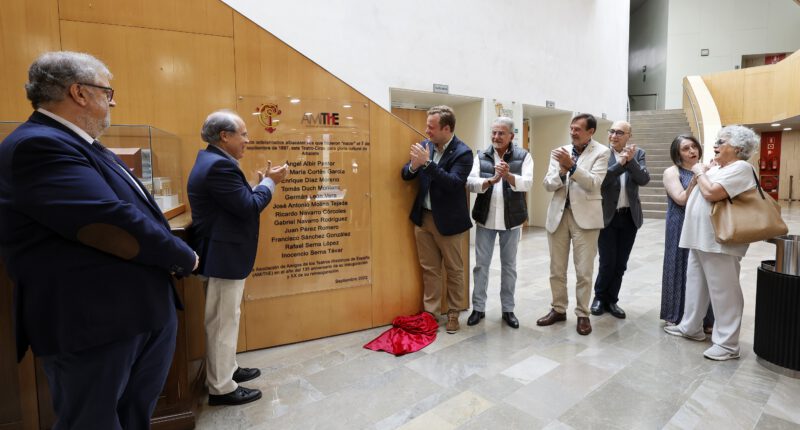 El teniente de alcalde agradece a Amithe su gesto de “hacer justicia con el pasado” al rendir homenaje a las 12 personas que impulsaron la construcción del Teatro Circo