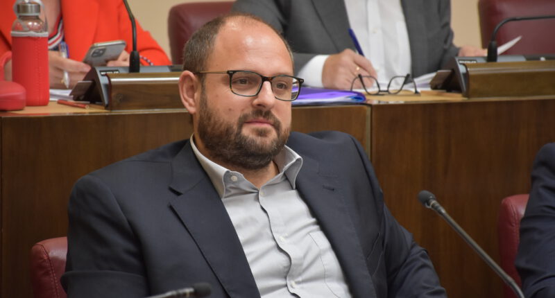 El concejal de Sostenibilidad destaca que Albacete cuenta ya con 44.174 árboles, 715 más que en 2019, frente a la pérdida de árboles en el último mandato