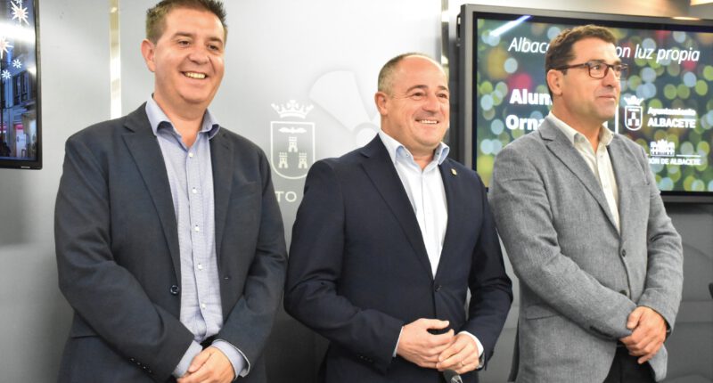 El alcalde presenta el alumbrado ornamental de Albacete como una "estrategia de ciudad y provincia" como un "revulsivo para el comercio y la hostelería"