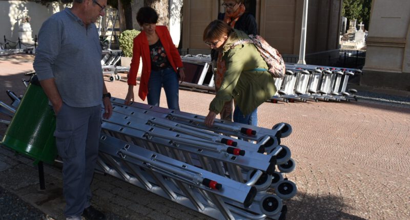 Comienzan a instalarse las nuevas escaleras del Cementerio Municipal 'Nuestra Señora de los Llanos'
