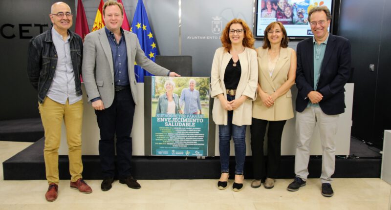 El Ayuntamiento impulsa un ciclo de conferencias sobre envejecimiento saludable y proyecciones de cine intergeneracional para promover el buen trato a las personas mayores