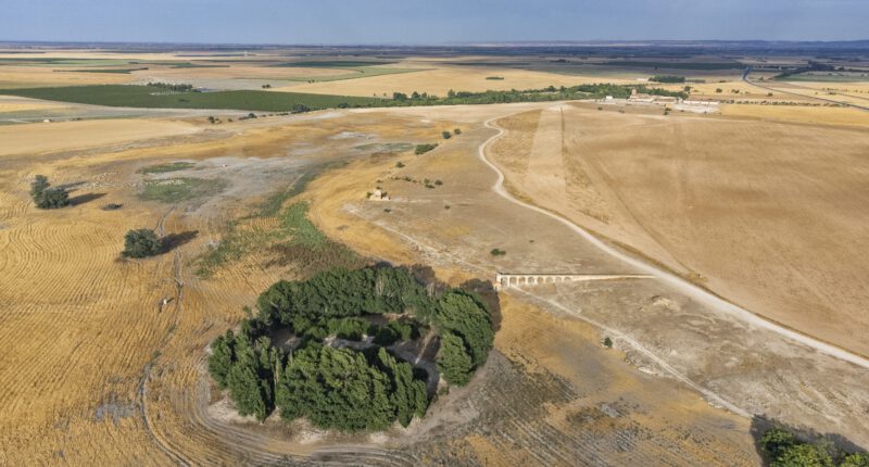 El Ayuntamiento analiza varias piezas metálicas del yacimiento de El Acequión de la Edad del Bronce para determinar el carácter defensivo de la villa