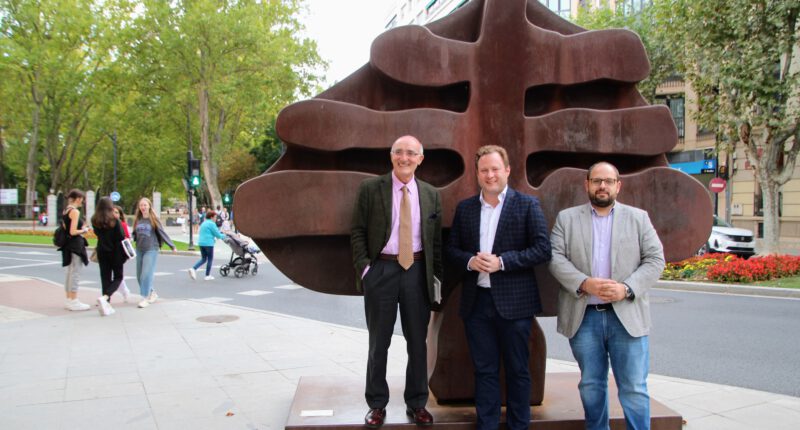 Las 'Esculturas Monumentales' de Juan Méjica transforman la Avenida de España en un auténtico museo al aire libre que podrá visitarse hasta el 11 de enero