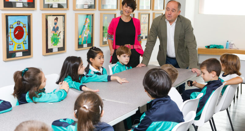 El alcalde destaca que más de 27.000 niños y niñas han visitado el Museo de la Cuchillería gracias al programa '¡Acércate, no te cortes!', que inicia una nueva temporada