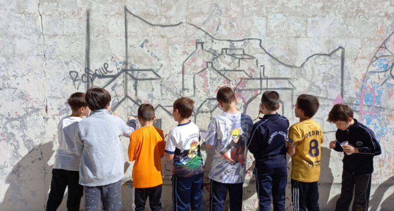 Concluyen el mural del Jardín de la Comunidad Franciscana, "un éxito colectivo del barrio", según Ana Albaladejo