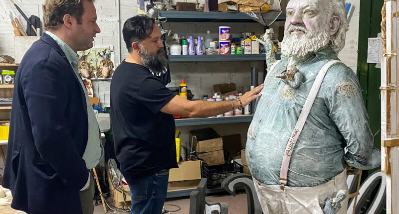 El artista albaceteño José Luis Serzo ultima el prototipo de la escultura que se instalará en la plaza del Altozano en homenaje a José Luis Cuerda