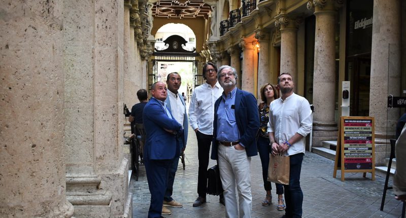 El alcalde asegura que la rehabilitación del Pasaje de Lodares "revalorizará esta joya arquitectónica" y potencia el 'almendro central' como recurso turístico