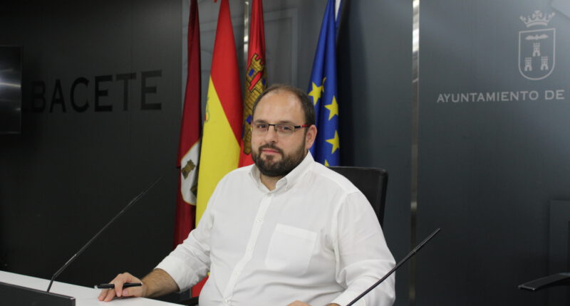 El concejal de Sostenibilidad afirma que no hay "ningún abandono" en la limpieza de los barrios de la ciudad porque se haya peatonalizado la almendra central