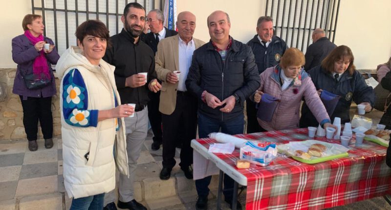 Ana Albaladejo acompañada de los vecinos de El Salobral en la Fiesta de Santa Cecilia