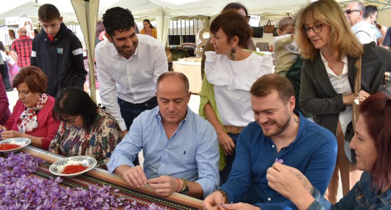 Emilio Sáez asegura en la Fiesta de la Rosa del Azafrán que “las tradiciones nos enriquecen como sociedad”