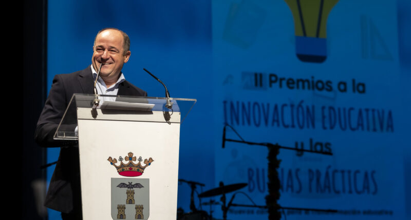 Emilio Sáez: “La educación no debe circunscribirse al aula, debe trascender a toda la comunidad educativa”