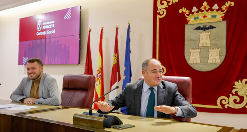 El alcalde de Albacete felicita a Francisco Pérez del Campo que se convierte en el primer presidente del Consejo Social