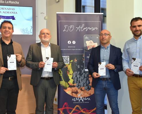 El presidente de la Diputación, el delegado del gobierno regional, el delegado provincial de Agricultura y el presidente de la DO de Almansa