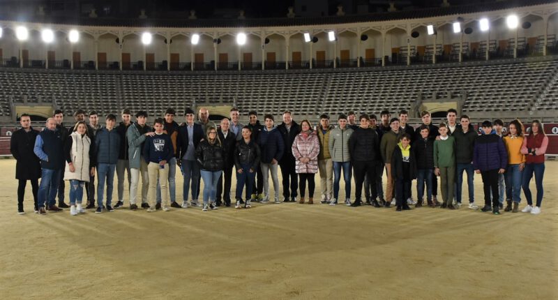 El alcalde felicitó por Navidad a los alumnos de la Escuela Taurina de Albacete