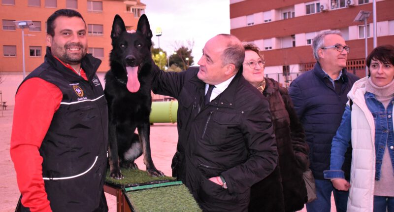 Emilio Sáez: “Con la mejora y ampliación del área recreativa de la calle La Paz, ganamos espacios para el uso y disfrute del barrio”