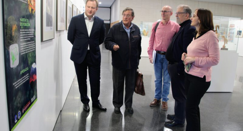 El naturalista Joaquín Araújo y la exposición con obras de Ramírez de Lucas inauguran 'Pájaros en un mundo cambiante'