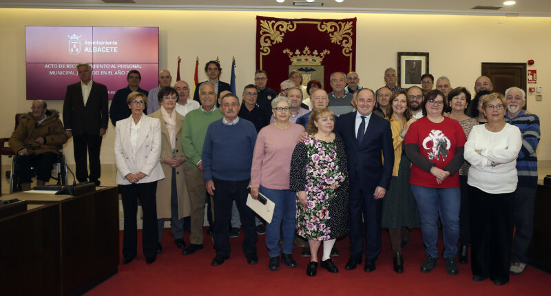 El alcalde de Albacete agradece al personal municipal jubilado desde 2019 la labor realizada "durante buena parte de su vida al servicio de la ciudadanía"