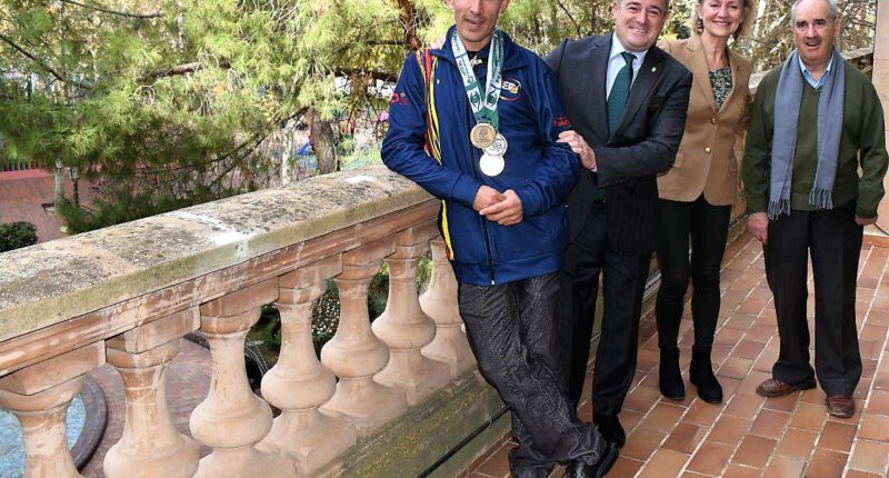 El alcalde felicita al deportista José Martínez Morote por los éxitos conseguidos en el Mundial de Cross de San Diego