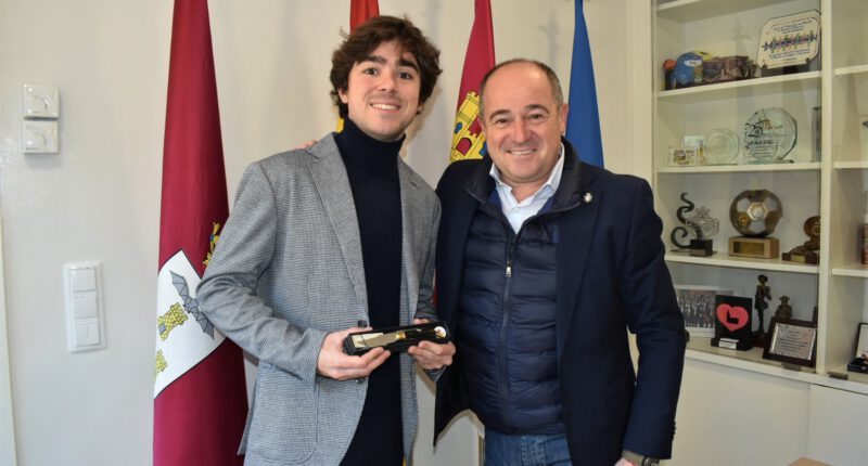 El alcalde de Albacete recibió al pianista albaceteño Pedro López Salas