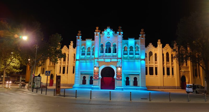 La Plaza de Toros y la Puerta de Hierros del Recinto Ferial ya cuentan con su nueva iluminación artística