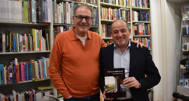 El alcalde destaca que la nueva novela de Antonio Martínez describe Albacete como "un lugar para amar, visitar y explorar o para recordar y volver"