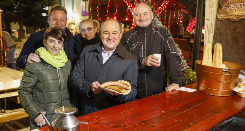 El alcalde asegura que el Mercado de Navidad "contribuye a que la Navidad brille con luz propia"