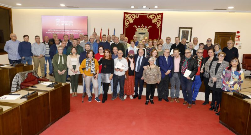 Albacete rinde homenaje a las 66 personas jubiladas en 2020 y 2021 que “han dedicado su vida al municipalismo y a nuestro Ayuntamiento”