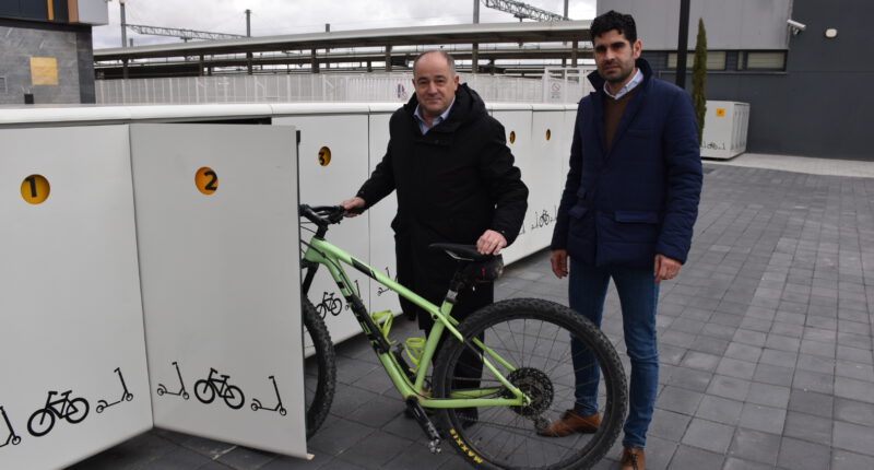 El alcalde asegura que la Estación de Autobuses gana en intermodalidad con la puesta en marcha de un parking vigilado para bicicletas y patinetes