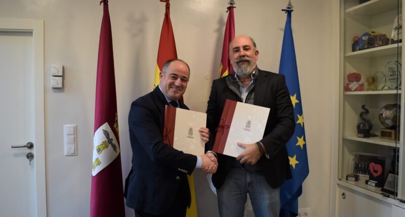 El alcalde de Albacete, Emilio Sáez, y el presidente de la Federación de Pádel de Castilla-La Mancha, José Nieto, han firmado un convenio de colaboración entre el Ayuntamiento y la Federación
