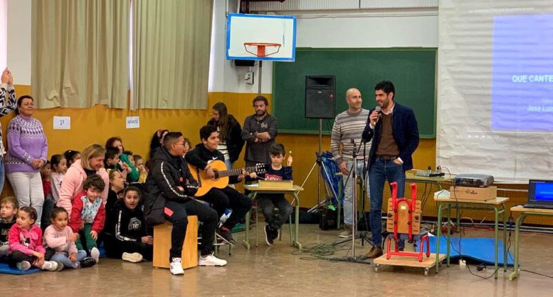 El concejal de Educación, José González, se ha sumado a la conmemoración del día escolar de la paz y la no violencia