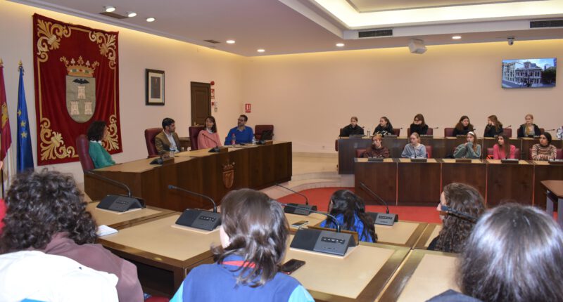 El concejal de Educación, José González, ha recibido a los alumnos del IES Bachiller Sabuco de Albacete y del instituto finlandés Lyseon Lukio de Lappeenranta