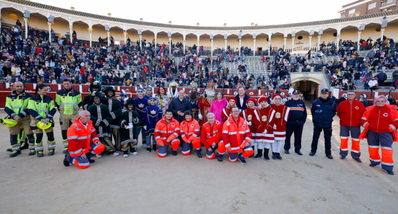 Unas 8.000 personas han acudido a la Plaza de Toros para ver la llegada de los Reyes Magos y el espectáculo previo