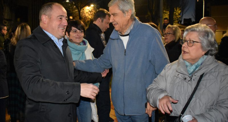 El alcalde celebra que el barrio del Polígono San Antón disfrute ya de la plaza mejorada de la calle Carmen Ibáñez, con pavimento renovado y zona de juegos infantiles