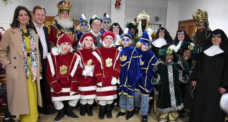 El Instituto Sagrado Corazón 'Cotolengo', la residencia Asprona y el asilo San Antón han recibido la tradicional visita de los Reyes Magos de Oriente