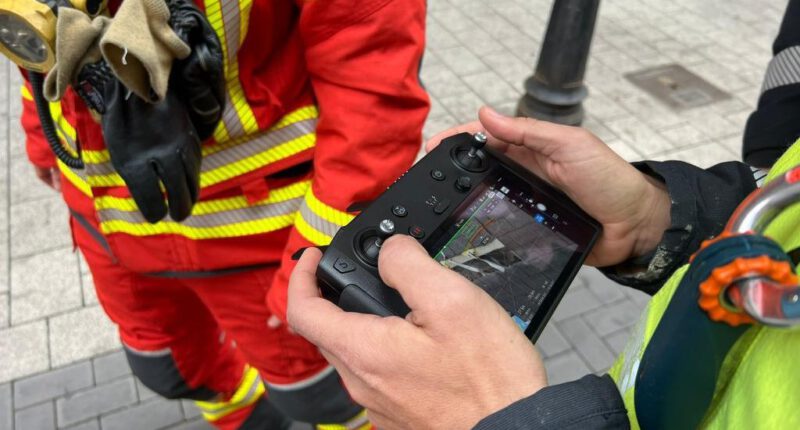 Bomberos utiliza el nuevo dron para determinar los daños en el edificio de la Avenida de la Estación