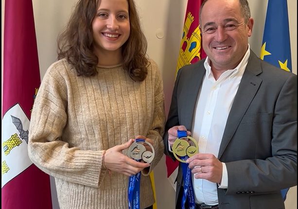 El alcalde de Albacete felicitó a la nadadora Marta Carmona, que este fin de semana se proclamó subcampeona de España Absoluta y Junior