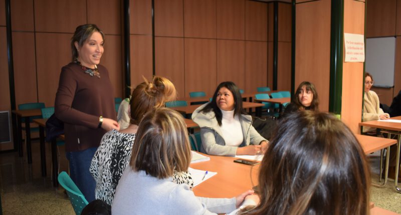 La concejala de Formación y Empleo, Amparo Torres, Torres ha respondido a las sugerencias de las personas que participan en los talleres de la Agencia Municipal de Empleo