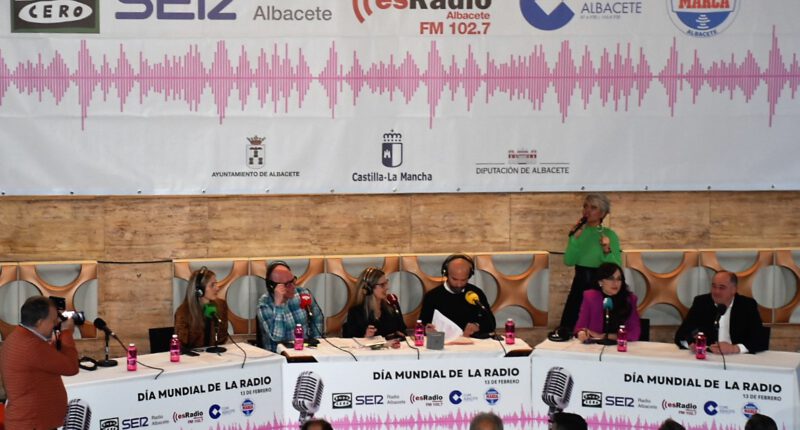 El alcalde felicitó a las personas que día a día hacen posible la radio