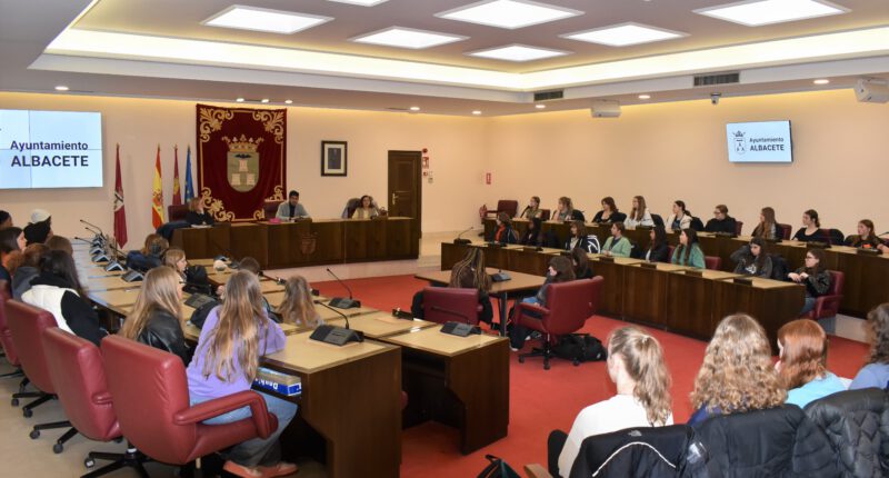 El concejal de Educación, José González, ha recibido a los alumnos del IES Amparo Sanz y del Instituto Inglés Stroud